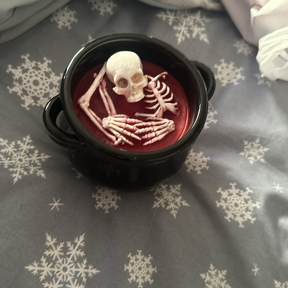 Cauldron Red Candle with melting skeleton - Picture 3 of 5